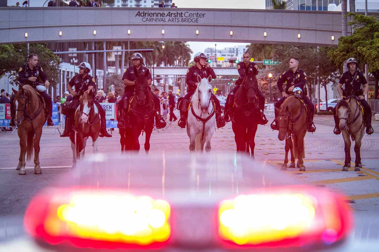 Policía montada monitorea las manifestaciones frente al Centro de Artes Escénicas de Adrienne Arsht, durante el primer debate presidencial demócrata en Miami, Florida (Estados Unidos). 