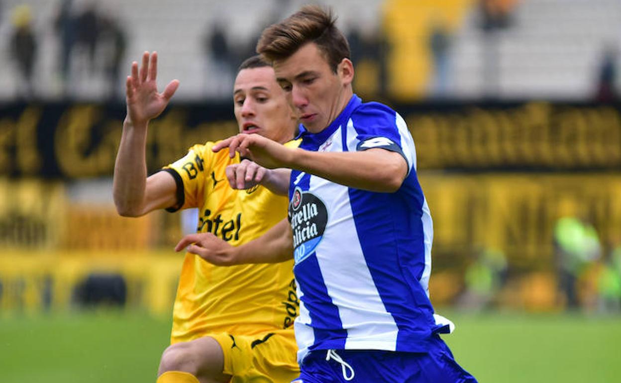 Saúl García, en un partido disputado entre el Deportivo de la Coruña y el Atlético Peñarol de Uruguay.