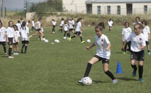 Varias niñas el pasado año realizando ejercicios con el balón de fútbol. 