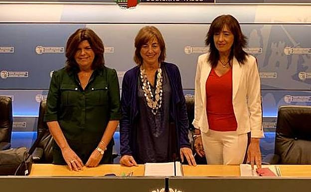 Cristina Uriarte, con las viceconsejeras Maite Alonso y Olatz Garamendi.