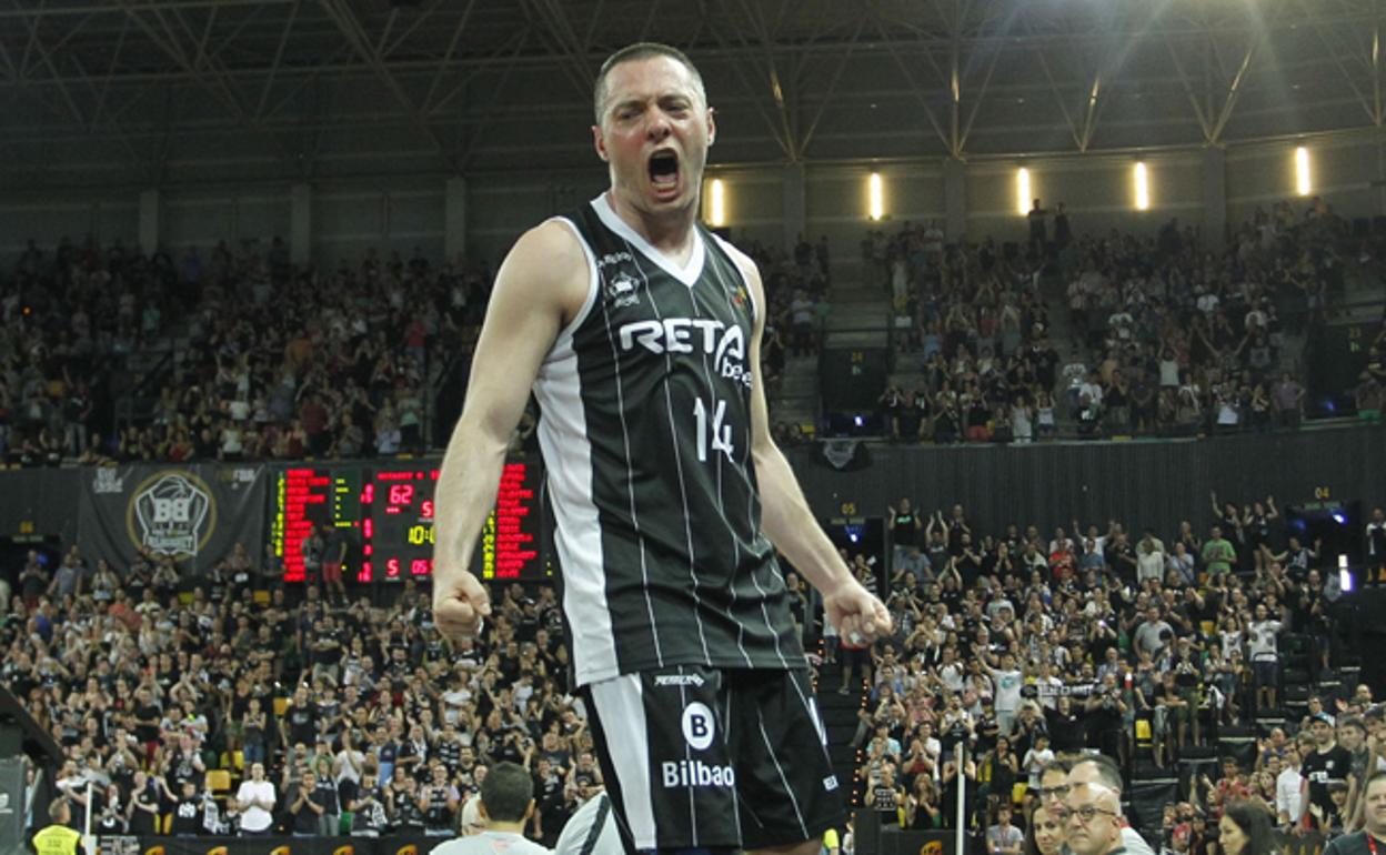 Salgado celebra el ascenso a la ACB tras ganar al Iberojet.