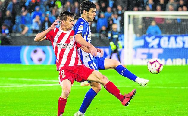 Pere Pons realiza una entrada sobre Manu García en la última jornada de la pasada temporada.