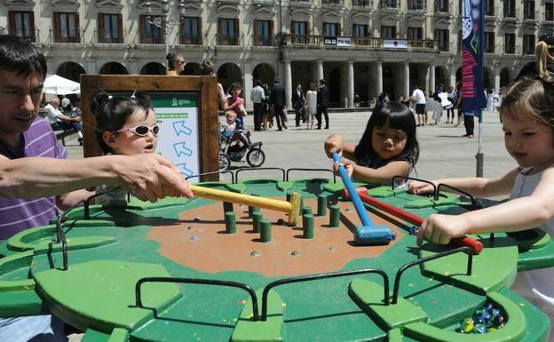 Los juegos al aire libre son una actividad recurrente en Vitoria y a la que se apunta mucha gente