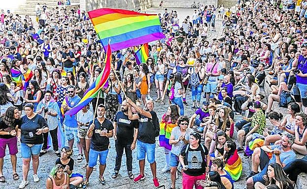 La manifestación de apoyo al colectivo LGTB+ transcurrió al grito de 'Transbollomarikak kalera!' y acabó en la plaza de los Fueros.