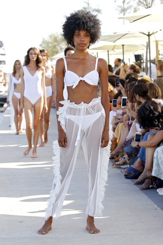 La pasaerla 080 de Barcelona ha acogido por primera vez el desfile de la bilbaína Laura Vecino y ha galardonado al guipuzcoano Eñaut Barruetabeña al mejor diseño emergente