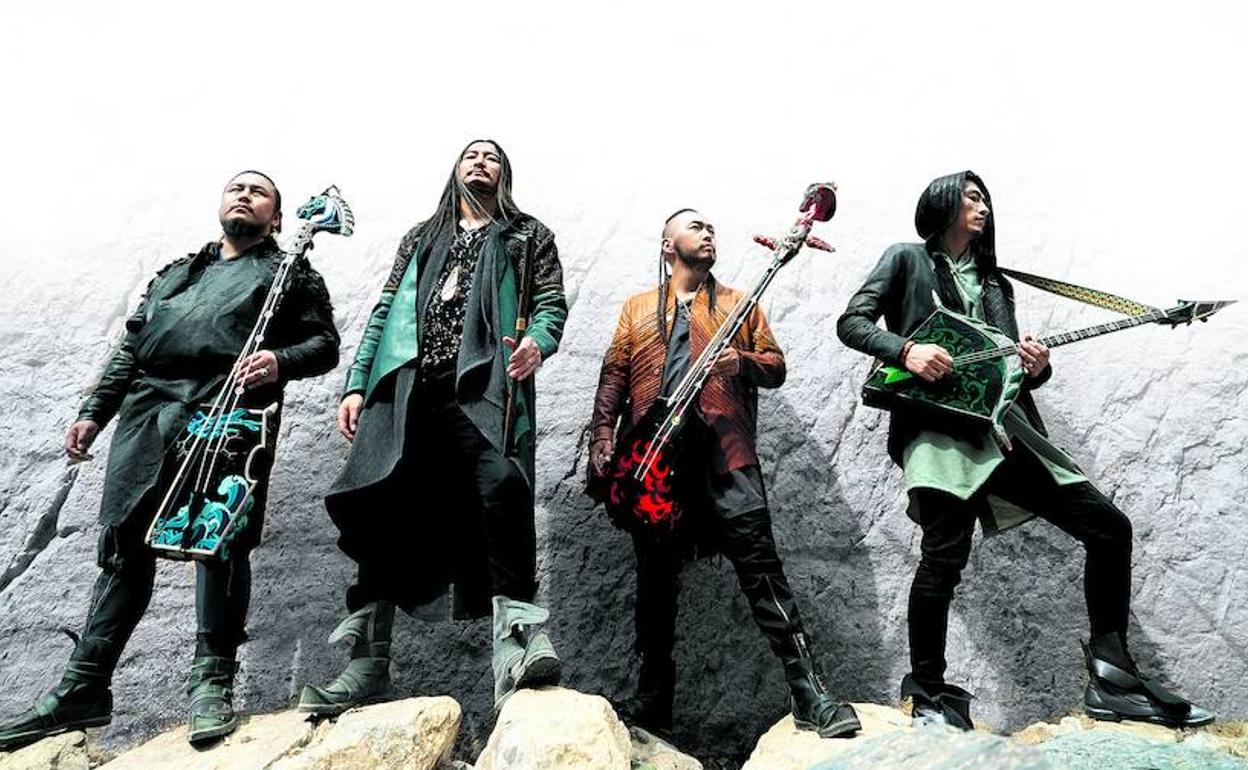 Los componentes de The Hu. Arriba, en uno de los ensayos en un estudio en Ulán Bator.