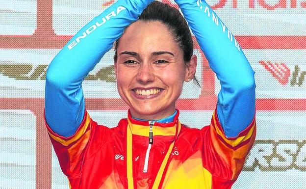 Lourdes Oyarbide aplaude exultante en el podio tras conseguir la medalla de oro.