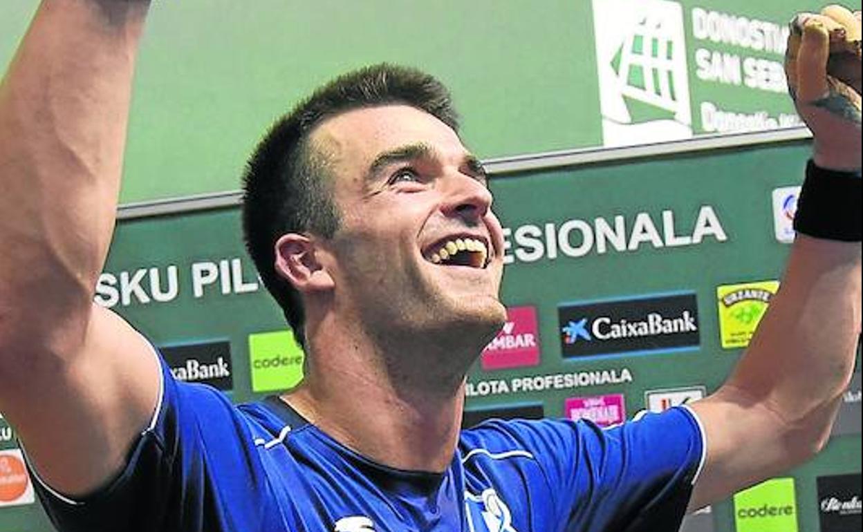 Bikuña celebra con sus seguidores la victoria en su debut.