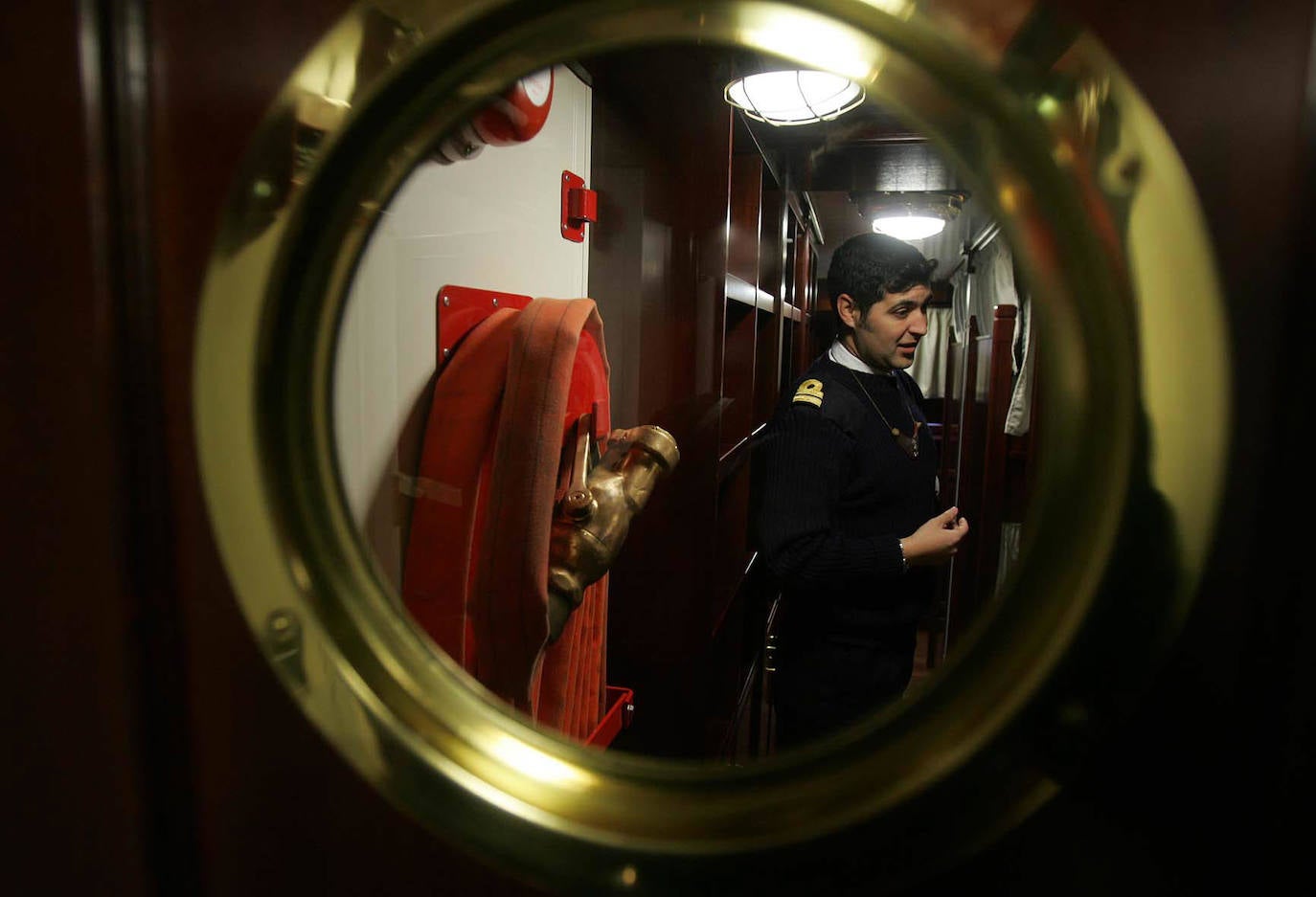 24/02/2006 - Últimos retoques en el 'Juan Sebastián Elcano' antes de partir en su travesía anual. 