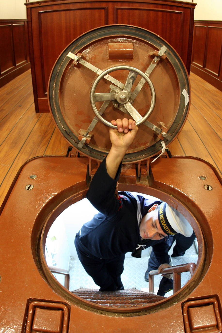 Cádiz, 03/03/06 - Un guardiamarina cierra una escotilla del buque escuela de la Armada 'Juan Sebastián Elcano'. 