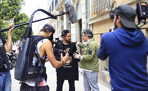 Miguel Martín comenta uno de los intercambios, una gorra y una camiseta, con Joseba Fiestras. 