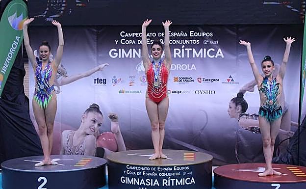 La gimnasta del conjunto vizcaíno en lo más alto del podio. 