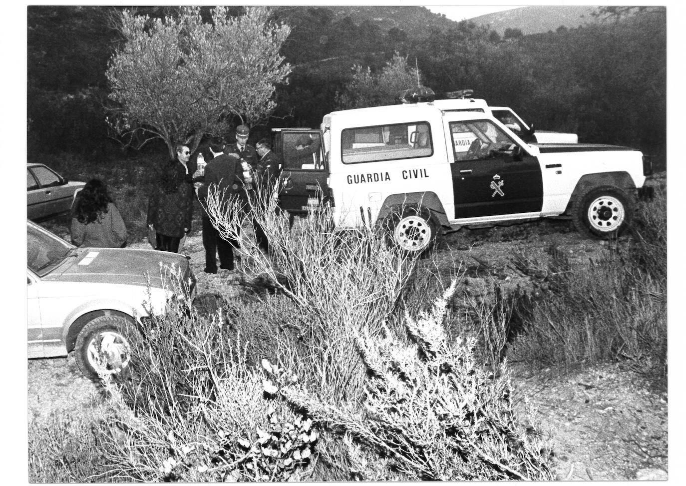 Dos antropólogos forenses examinan cuatro pequeños huesos para determinar si pertenecen a una de las niñas asesinadas en 1992