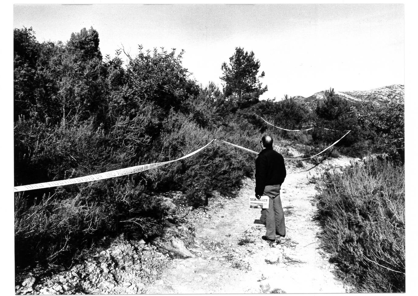 Dos antropólogos forenses examinan cuatro pequeños huesos para determinar si pertenecen a una de las niñas asesinadas en 1992