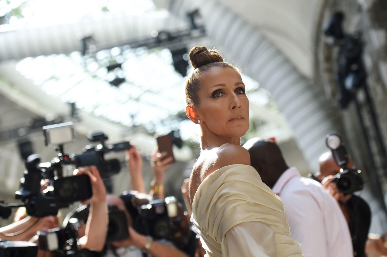 La cantante canadiense Celine Dion posa antes de uno de los desfiles de la semana de la moda de alta costura de París.