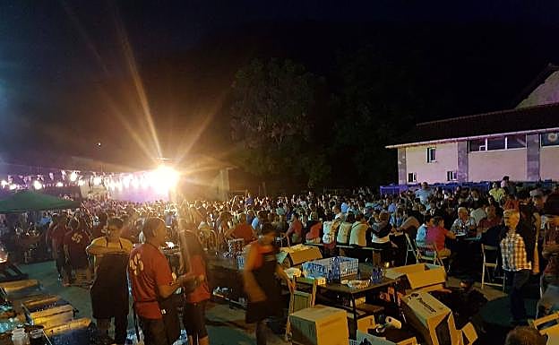 La parrillada de las fiestas de Retes de Llanteno es un acto multitudinario.