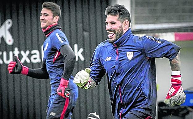 Iago Herrerín y Unai Simón bromean en un entrenamiento en 2018.