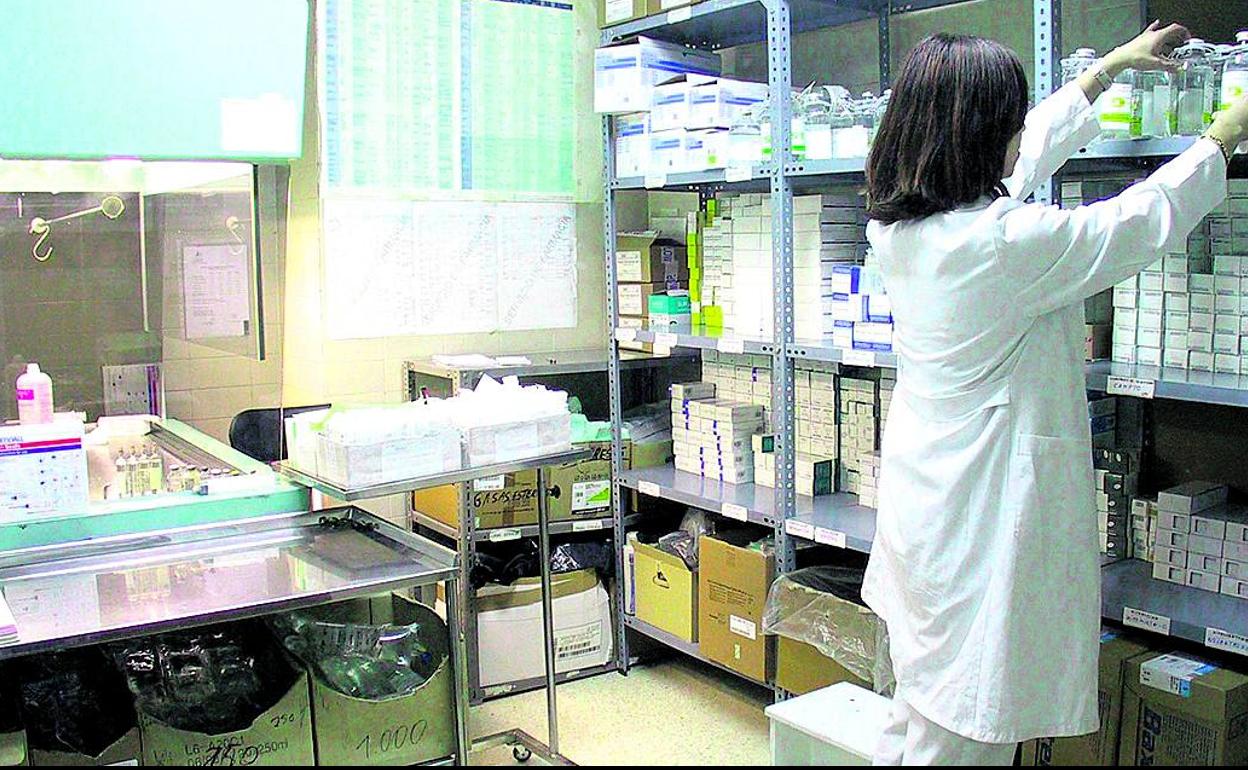 Una enfermera organiza los medicamentos en la farmacia de un hospital. 