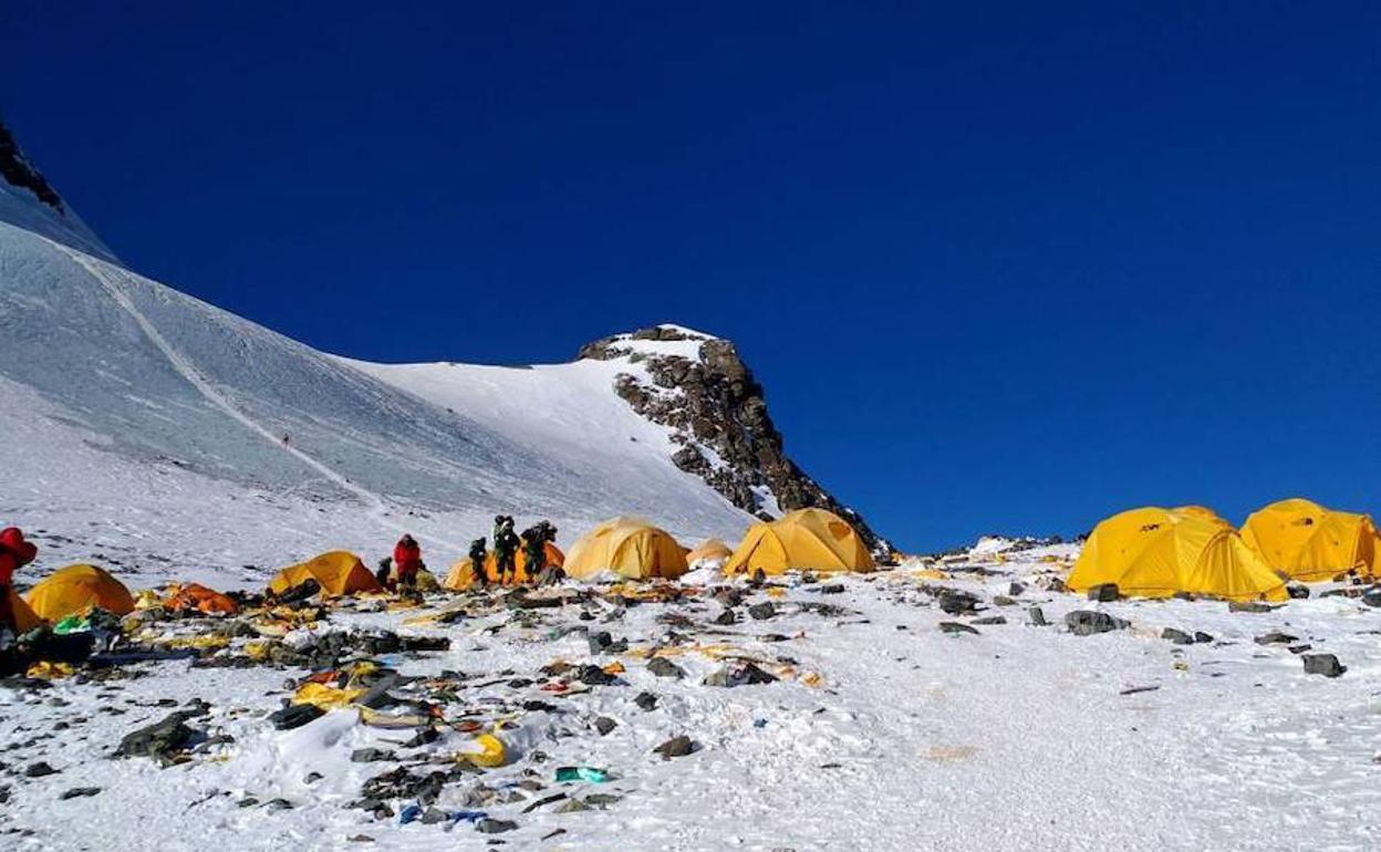 Evacuados los cuerpos de siete alpinistas muertos en el Himalaya