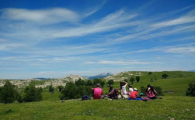 Un grupo de niños disfruta del paisaje en las campas de Arraba (Gorbeia).