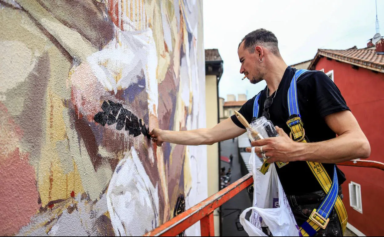 Gonzalo Borondo, interviene en su obra en la 'Cuchi'. 