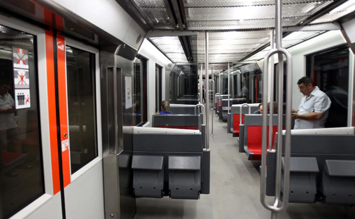 Imagen de los asientos abatibles en una unidad del metro. 