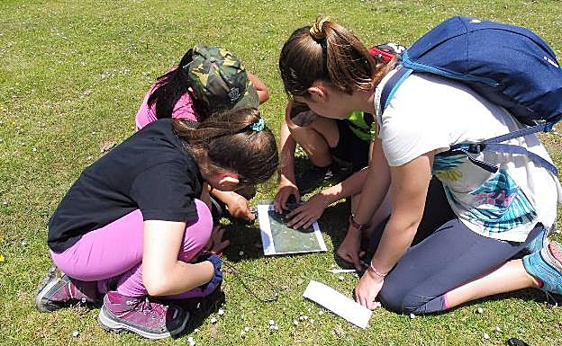 Un grupo de pequeños aprenden a leer un mapa.