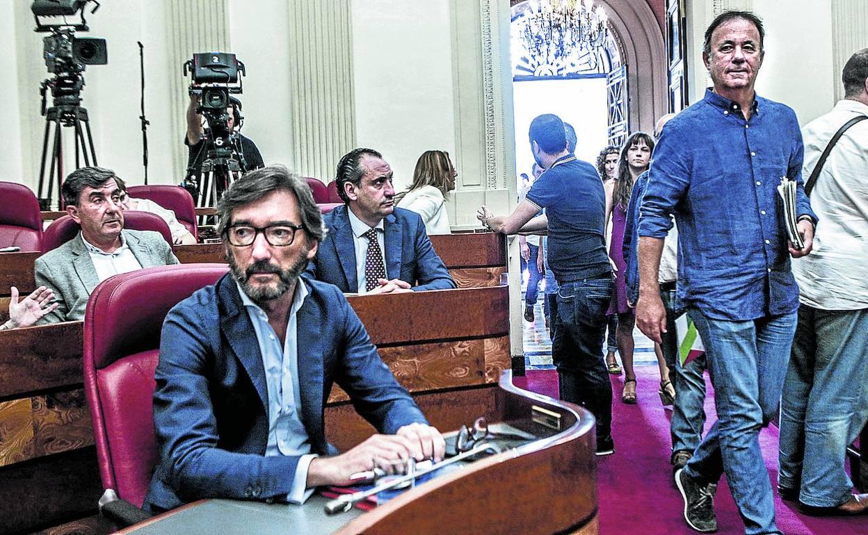 Kike Fernández de Pinedo (EH Bildu) pasa junto a Iñaki Oyarzábal (PP), en su escaño, en el salón de plenos. 