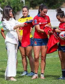Imagen secundaria 2 - La reina Letizia anima a &#039;Las Leonas&#039; de rugby 7 ante sus aspiraciones olímpicas