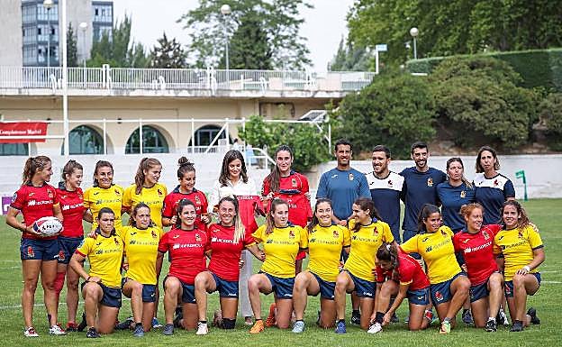 Imagen principal - La reina Letizia anima a &#039;Las Leonas&#039; de rugby 7 ante sus aspiraciones olímpicas