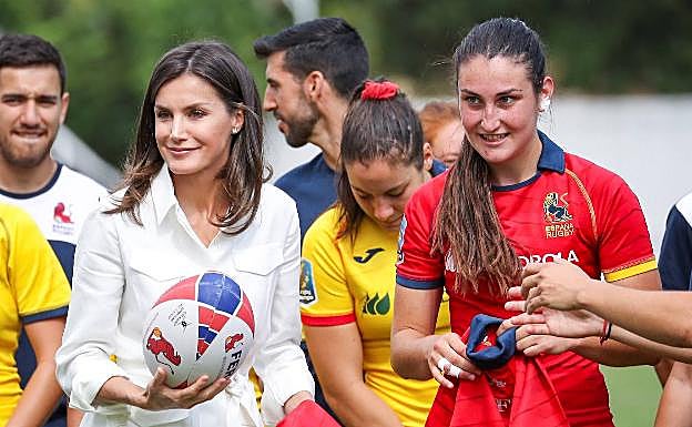 La reina Letizia recibe un balón firmado y tres camisetas, una con su nombre y otras dos con el de las infantas. 