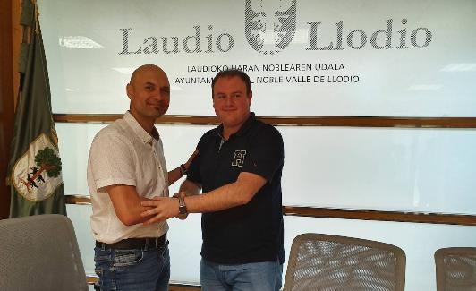 Juan Jesús Merchán y Ander Añibarro, tras la firma del pacto. 