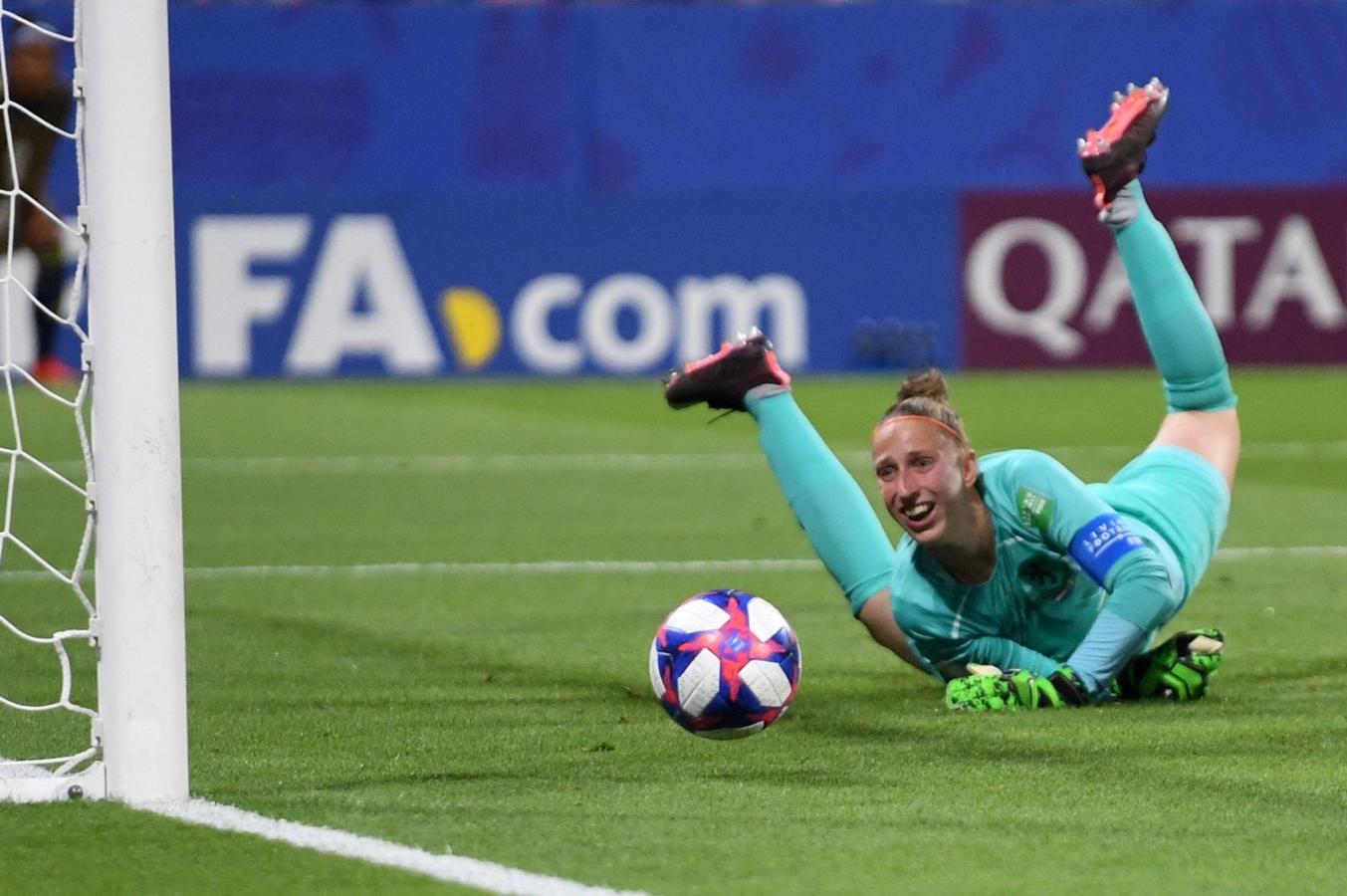 La portera de la selección holandesa, Sari van Veenendaal, observa la trayectoria del balón en el partido de semifinales de la Copa Mundial Femenina Francia 2019 ante Suecia. Holanda tumba a Suecia en la prórroga