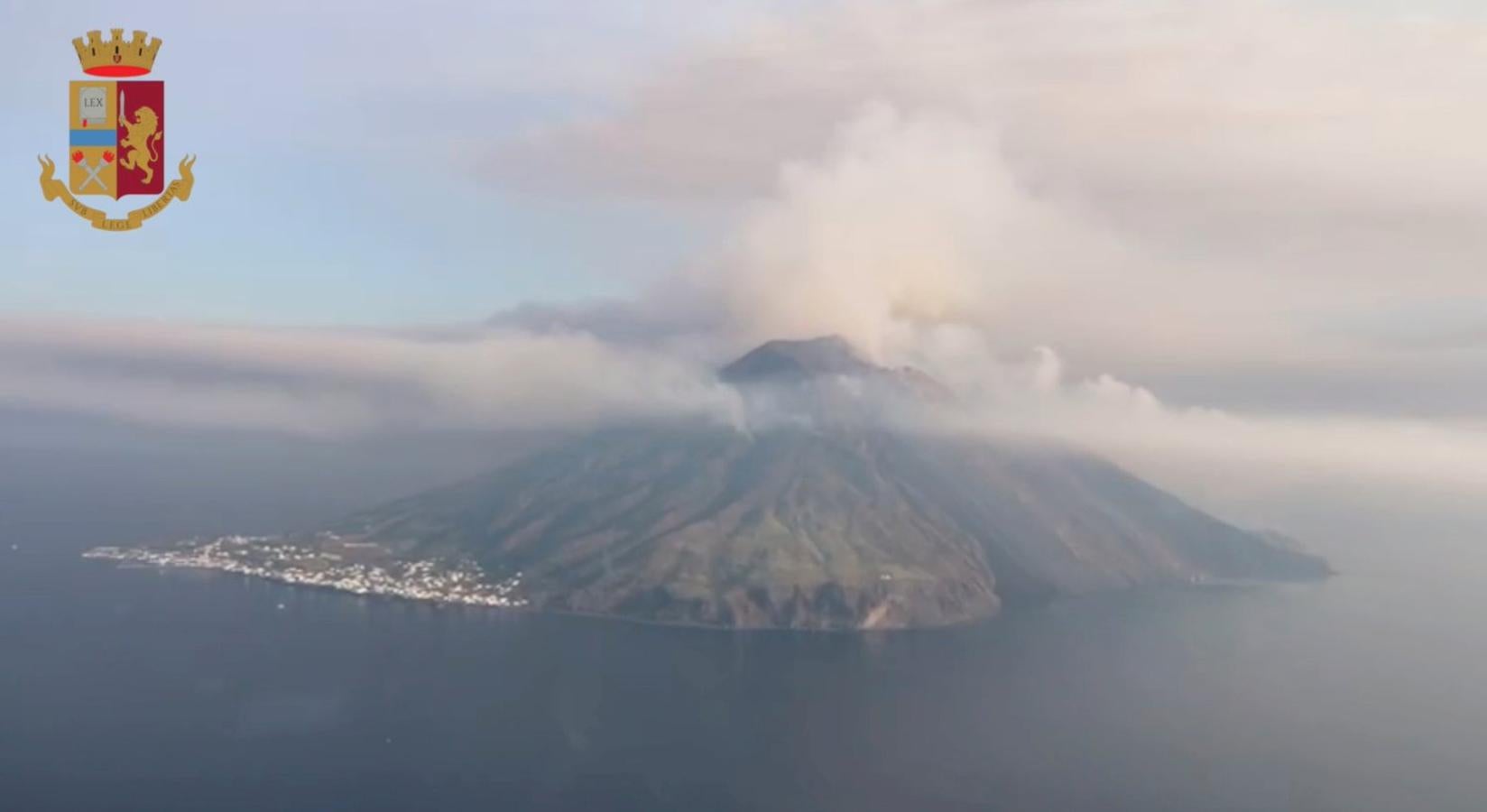 Folleto publicado el 4 de julio de 2019, en el que se aprecia el humo elevándose desde el volcán en la isla italiana de Stromboli