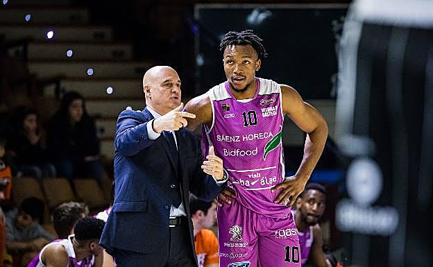 Manolo Povea da instrucciones a Kamba durante uno de los últimos partidos del Araberri de la pasada temporada.