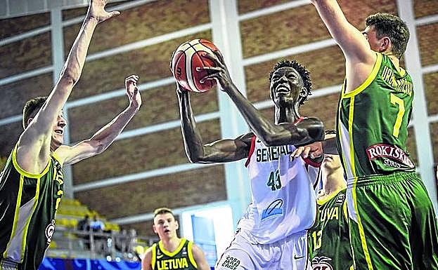 Pape Sow, con Senegal, se abre paso entre el muro lituano.