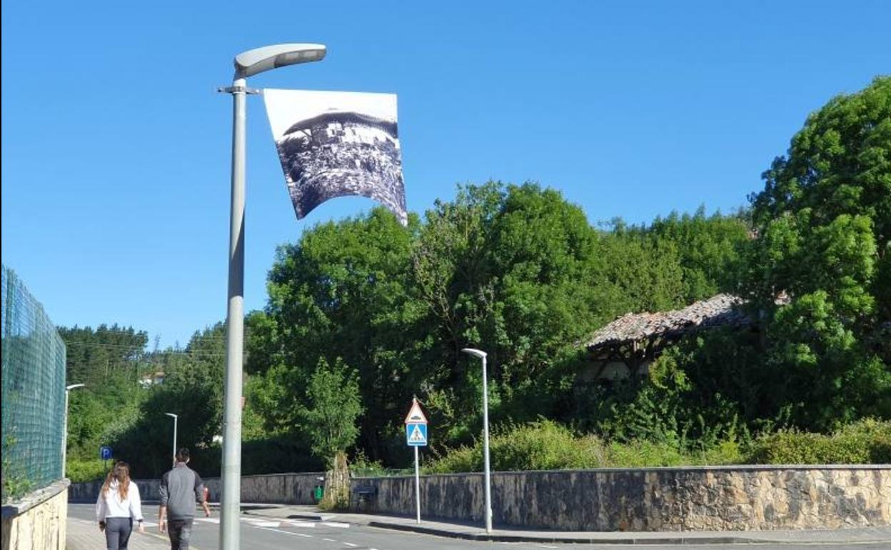 Una de las banderolas. 