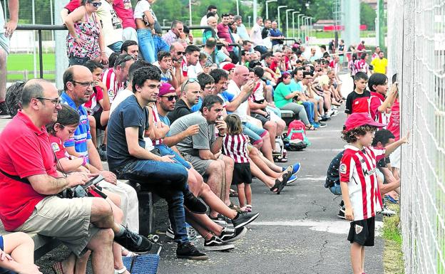 Los aficionados acudieron con los más pequeños a seguir el primer entrenamiento del Athletic.