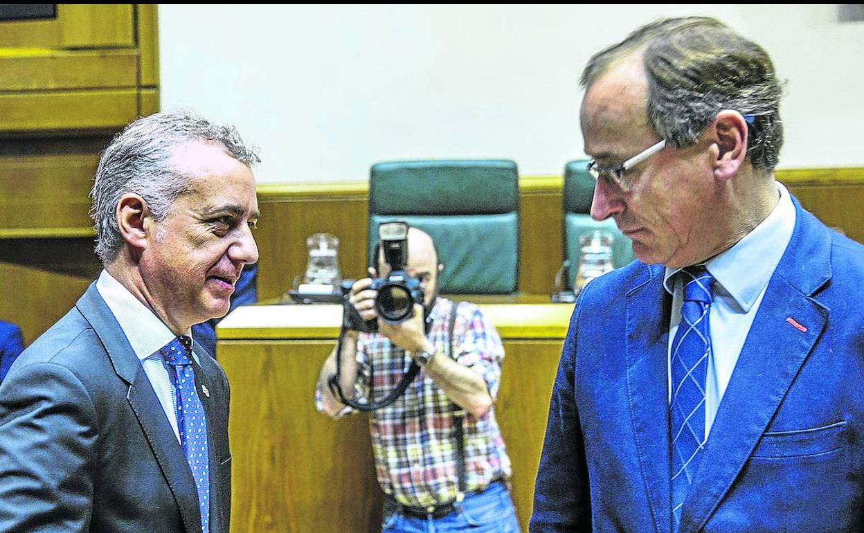 Iñigo Urkullu y Alfonso Alonso conversan durante un reciente pleno en el Parlamento vasco.