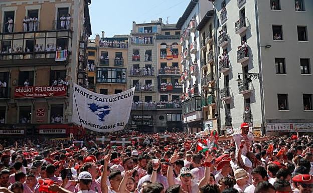 La Policía impide a Bildu y Geroa Bai colocar una ikurriña en el balcón del Ayuntamiento durante el chupinazo