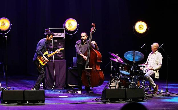 Julian Lage, el contrabajista Scott Colley y el baterista Kenny Wollesen. 