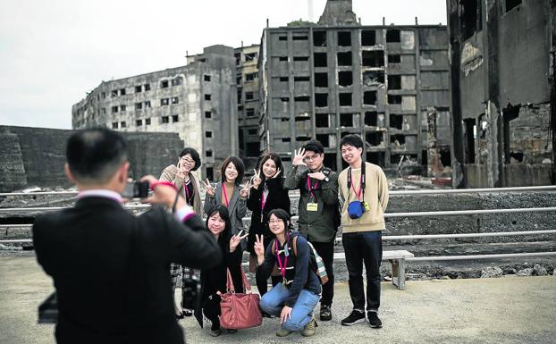 Isla sin vida. Hashima pasó de tener la mayor densidad de población del planeta (en los años 50, 5.300 personas vivían en 0,08 kilómetros cuadrados) a cero habitantes en menos de 20 años.