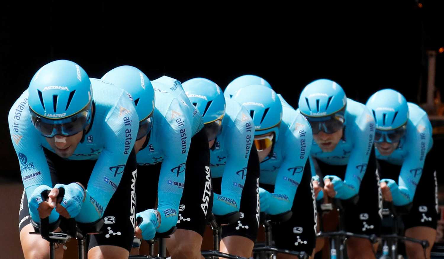 Tour de Francia, ciclistas del Astana Pro, participan en la contrarreloj desde el Palacio Real de Bruselas hasta el Atomium