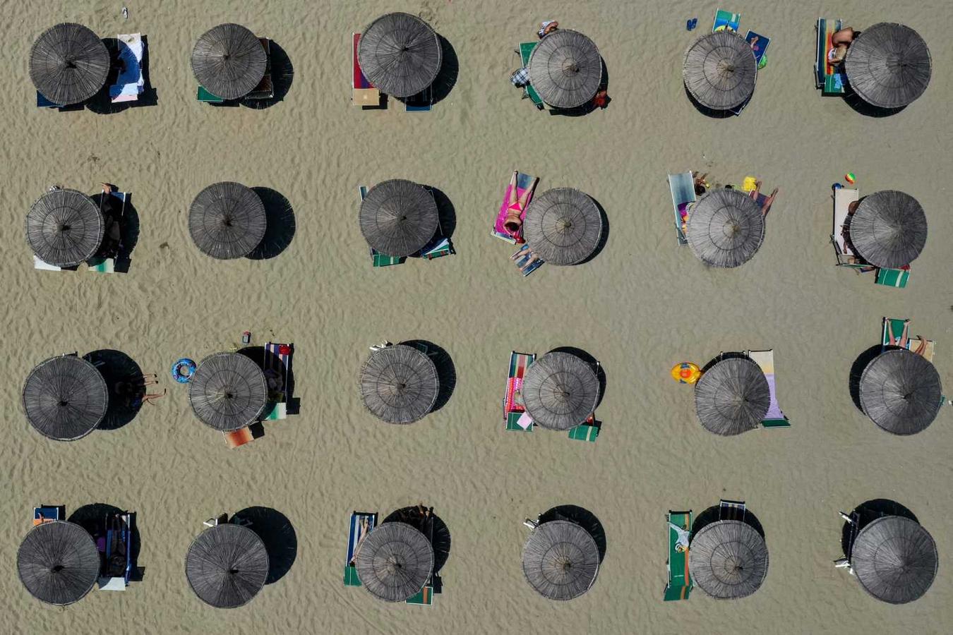 Sombrillas en una playa del mar Adriático en Durres, Albania