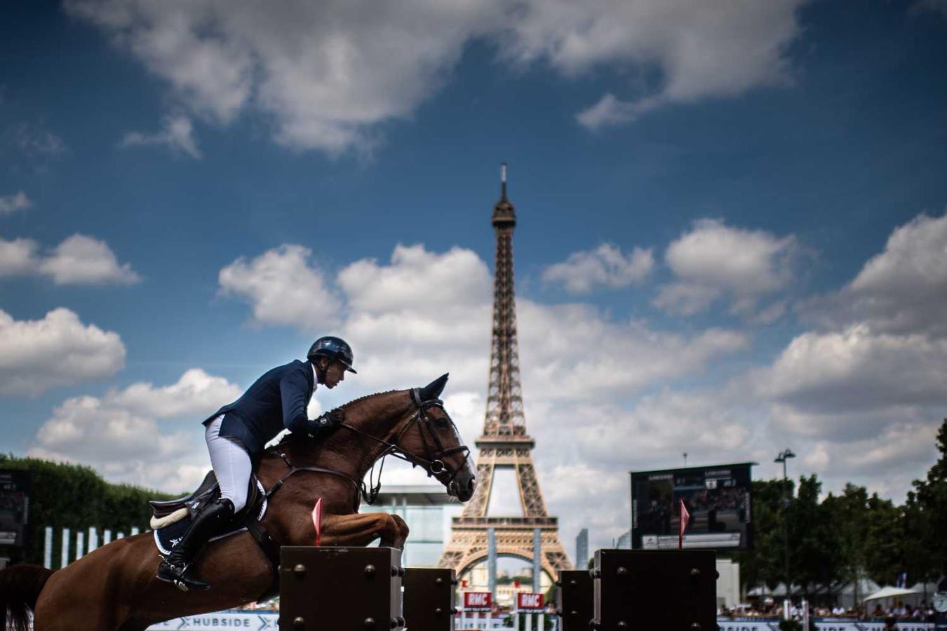 El jinete Shane Breen de Irlanda montando al caballo Clyde, teniendo como telón de fondo, la torre Eiffel