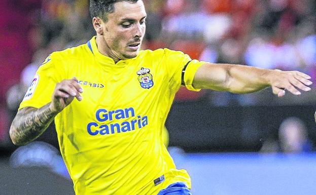 Ximo Navarro conduce el balón en su época como jugador de Las Palmas.