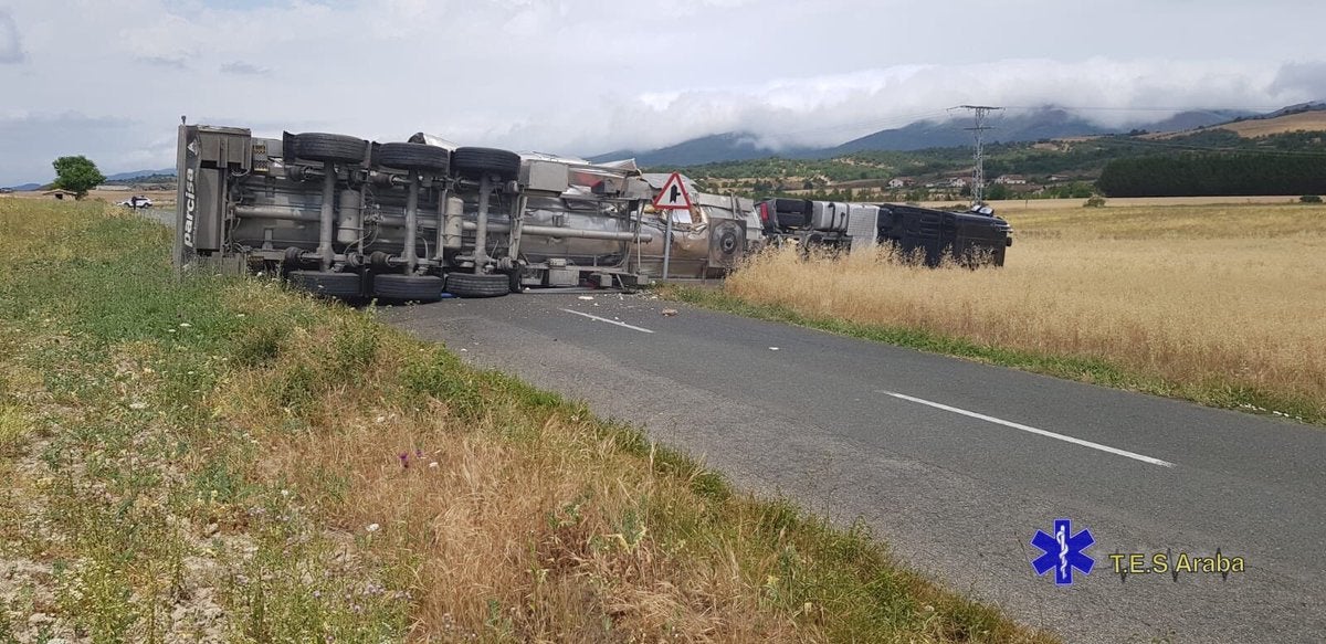 El vehículo volcado en la A-3012 en Asparrena. 