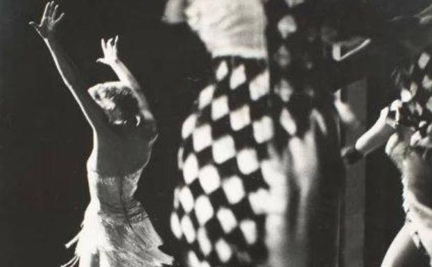 'Mujeres bailando (París)', ( c. 1956) 