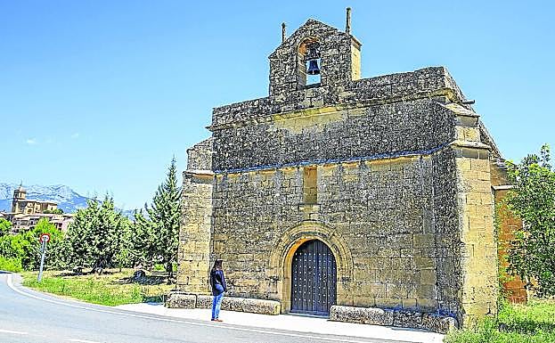 Ermita de Santiago de Navaridas, que escapó del expolio.