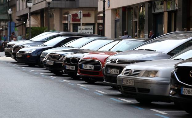 Vehículos estacionados en una zona de Bilbao.